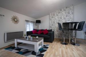 ein Wohnzimmer mit einem Sofa und einem Tisch in der Unterkunft Cosy and calm apartment in the center of nancy in Nancy