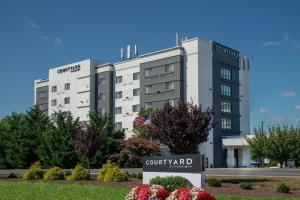 un edificio con una señal delante de él en Courtyard by Marriott Hagerstown, en Hagerstown