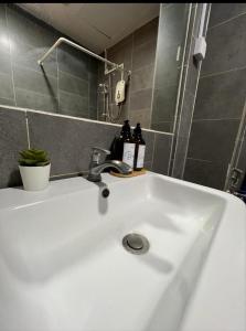 ein weißes Waschbecken in einem Badezimmer mit Dusche in der Unterkunft Nebulosa @ Empire Damansara in Petaling Jaya + 8 Fotos