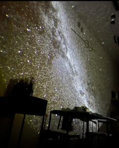 einen Blick auf die milchige Art von einem Tisch in der Unterkunft Nebulosa @ Empire Damansara in Petaling Jaya