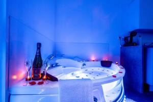eine Badewanne mit einer Flasche Wein und zwei Gläser in der Unterkunft Suite Romantique in Sault-de-Vaucluse