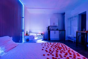 ein Schlafzimmer mit einem Bett mit roten Rosen darauf in der Unterkunft Suite Romantique in Sault-de-Vaucluse
