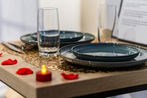 einen Tisch mit zwei Tellern und einer Kerze darauf in der Unterkunft Suite Romantique in Sault-de-Vaucluse
