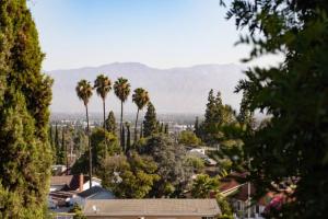 una ciudad con palmeras y una montaña en el fondo en Great Value Peaceful Room in LA, en Hacienda Heights
