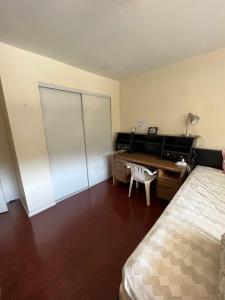 1 dormitorio con escritorio, 1 cama y escritorio en Great Value Peaceful Room in LA, en Hacienda Heights