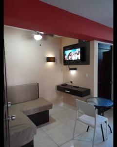 a living room with a couch and a table and a tv at R.3-3 Lindo estudio, 2 habitaciones en el ciudad de Panamá. in Panama City