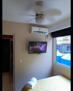a bedroom with a bed and a tv on the wall at R.3-3 Lindo estudio, 2 habitaciones en el ciudad de Panamá. in Panama City