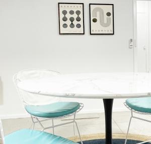- une salle à manger blanche avec une table et des chaises blanches dans l'établissement Holiday Chic Close to Beach & CBD, à Perth