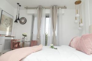 ein Schlafzimmer mit einem Bett und einem Fenster in der Unterkunft Paris' Premium Romantic Studio in Paris