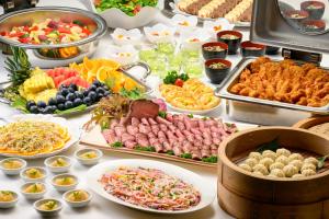 un buffet con muchos tipos diferentes de comida en una mesa en Hotel Tagawa, en Yamanouchi