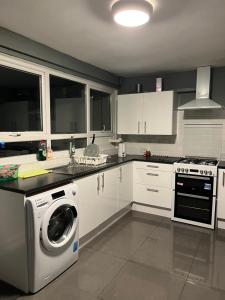 a kitchen with a washer and a dishwasher at Oxborne Rooms UK - Seaton in London