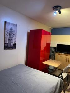 Schlafzimmer mit einem Bett, einem Tisch und einem Schreibtisch in der Unterkunft Oxborne Rooms UK - Seaton in London
