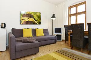 un soggiorno con un divano e un tavolo di Berlin Apartments Mitte a Berlino