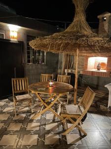 Ein Patio oder anderer Außenbereich in der Unterkunft ASNFU AUBERGe