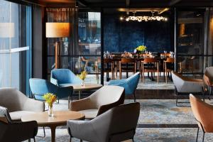 een restaurant met tafels en stoelen en een eetkamer bij Pier One Sydney Harbour, Autograph Collection in Sydney