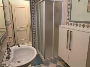 bagno con lavandino bianco e doccia di Casa Giulia a SantʼArcangelo di Romagna