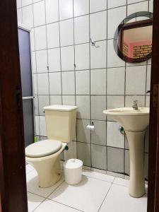 uma casa de banho com um WC e um lavatório em La Serena em Florianópolis