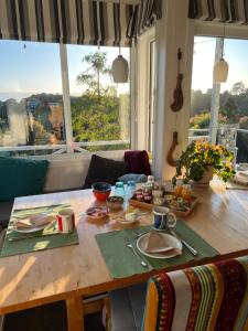圖圖卡卡的住宿－Tutukaka Sunrise，客厅里一张桌子和食物