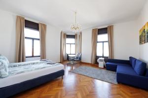 ein Wohnzimmer mit einem Bett und einem Sofa in der Unterkunft Central apartment - private sauna in Wien
