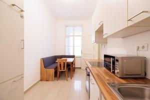 cocina con fregadero y mesa con microondas en Central apartment - private sauna en Viena