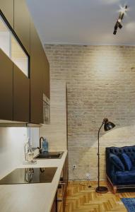 cocina con sofá y lámpara en una habitación en Historic Penthouse with Sauna & Jacuzzi @Downtown, en Budapest