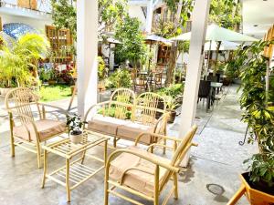 Garden House Ica في إِكا: مجموعة من الكراسي والطاولات على الفناء