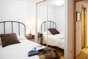 Postel nebo postele na pokoji v ubytování Bubal - con piscina y vistas a los Pirineos