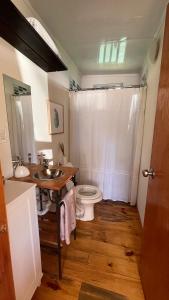 a bathroom with a sink and a toilet at Casa en alquiler El Detalle Punta Negra in Punta Colorada
