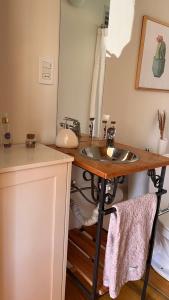 a bathroom with a sink and a counter at Casa en alquiler El Detalle Punta Negra in Punta Colorada