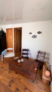 una sala de estar con una mesa de madera en una habitación en Casa en alquiler El Detalle Punta Negra en Punta Colorada