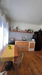 cocina con mesa de madera y suelo de madera en Casa en alquiler El Detalle Punta Negra, en Punta Colorada