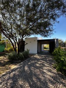 um edifício com um túnel e uma árvore em Casa del cerro 1 - Three Houses em La Rioja