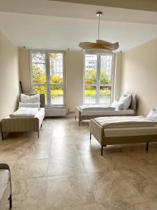 een grote kamer met 3 bedden en ramen bij Sanierte 5 Zimmer Luxus Standard Apartment auf 350qm in Hamburg