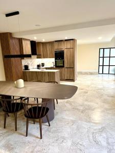 a large kitchen with a table in a room at Sanierte 5 Zimmer Luxus Standard Apartment auf 350qm in Hamburg