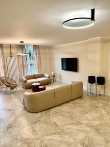 een grote woonkamer met een bank en een tv bij Sanierte 5 Zimmer Luxus Standard Apartment auf 350qm in Hamburg