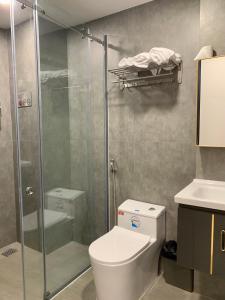 ein Badezimmer mit Toilette und Glasdusche in der Unterkunft The Nam’s House-Nha Trang in Nha Trang + 16 Fotos