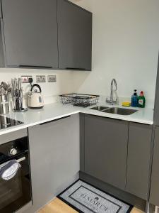 a kitchen with a sink and a counter top at Elmardi Residence - 2 Bedroom Apartment City Centre in Birmingham