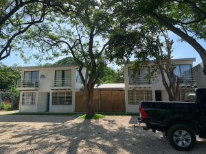 un camión estacionado frente a una casa en Casa Buda 2 Liberia cerca del aeropuerto, en Liberia