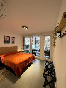 1 dormitorio con cama y ventana grande en Montañeses 2342 Fleni en Buenos Aires