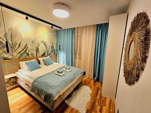- une chambre avec un lit et une peinture murale dans l'établissement Eddie's Luxury Apartments, à Gliwice