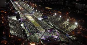 una vista aérea de un estadio por la noche en Hostel Sapucali, en Río de Janeiro