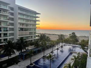 uitzicht op het strand vanaf het balkon van een resort bij Apartamento de lujo Morros ULTRA con vista y acceso directo al mar , Cartagena de Indias in Cartagena