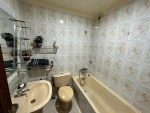 ein Badezimmer mit einem WC, einem Waschbecken und einer Badewanne in der Unterkunft Jawhara Jacobs apartment in Fès