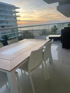 a dining room with a table and chairs and the ocean at Apartamento de lujo Morros ULTRA con vista y acceso directo al mar , Cartagena de Indias in Cartagena de Indias