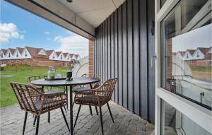 patio con mesa y sillas en el balcón en Fan Bad, Lejl, 1 en Fanø
