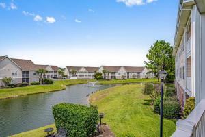 uitzicht op een rivier met huizen bij 2BR 2BA Waterfront Villa 10min to Beach and Market Common in Myrtle Beach