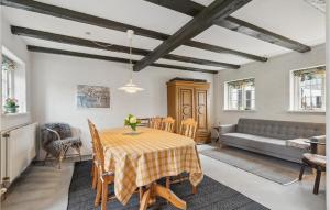 uma sala de jantar com uma mesa e um sofá em 2 Bedroom Awesome Apartment In Faaborg em Faaborg