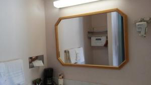 einen Spiegel an der Wand eines Badezimmers in der Unterkunft Budget Inn Sterling in Sterling
