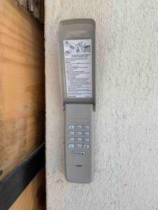 un teléfono celular está pegado a una pared en Casa Buda 2 Liberia cerca del aeropuerto, en Liberia