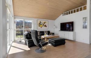 een woonkamer met een bank en een tafel bij Stunning Home In Esbjerg V With Kitchen in Esbjerg